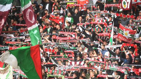 Die FCA-Fans stehen gegen Werder Bremen hinter ihrer Mannschaft. Die WWK-Arena ist ausverkauft.