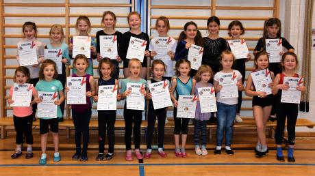 Die jungen Turnerinnen des SC Wallerstein freuen sich über das Kinderturnabzeichen "löwenSTARK".