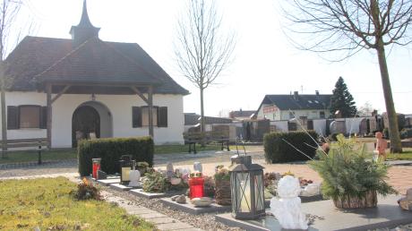 Auf dem Friedhof in Villenbach gibt es bereits einige Urnengräber. Doch diese sind mittlerweile belegt. Nun debattierte der Gemeinderat, wie und in welcher Form weitere derartige Gräber angelegt werden können. 