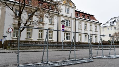 Der Prozessauftakt gegen einen Kauferinger Arzt vor dem Amtsgericht Landsberg verlief ohne Protestaktion. Die Polizei hatte als Sicherheitsvorkehrung  Absperrungen angebracht. 