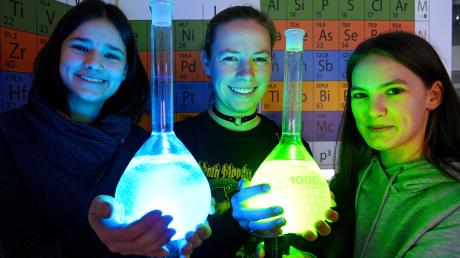 Maja Schorer, Luca Lübeck und Stephanie Jenuwein (von links) vom Simpert-Kraemer-Gymnasium in Krumbach erforschten die fluoreszierende Fähigkeit heimischer Gehölze.