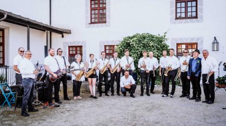 Im Bibertal hat sich eine neue Big band mit 25 Musikerinnen und Musikern formiert. Sie gibt ihr Debüt auf der  „Swing & Dance Party-Night“  in Kissendorf.