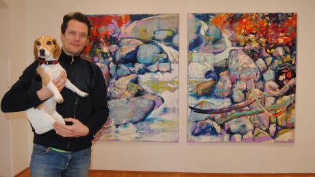 Der deutsch-ungarische Künstler Szilard Huszank mit seiner Hündin Sheila stellt derzeit in der Galerie in Bobingen aus.