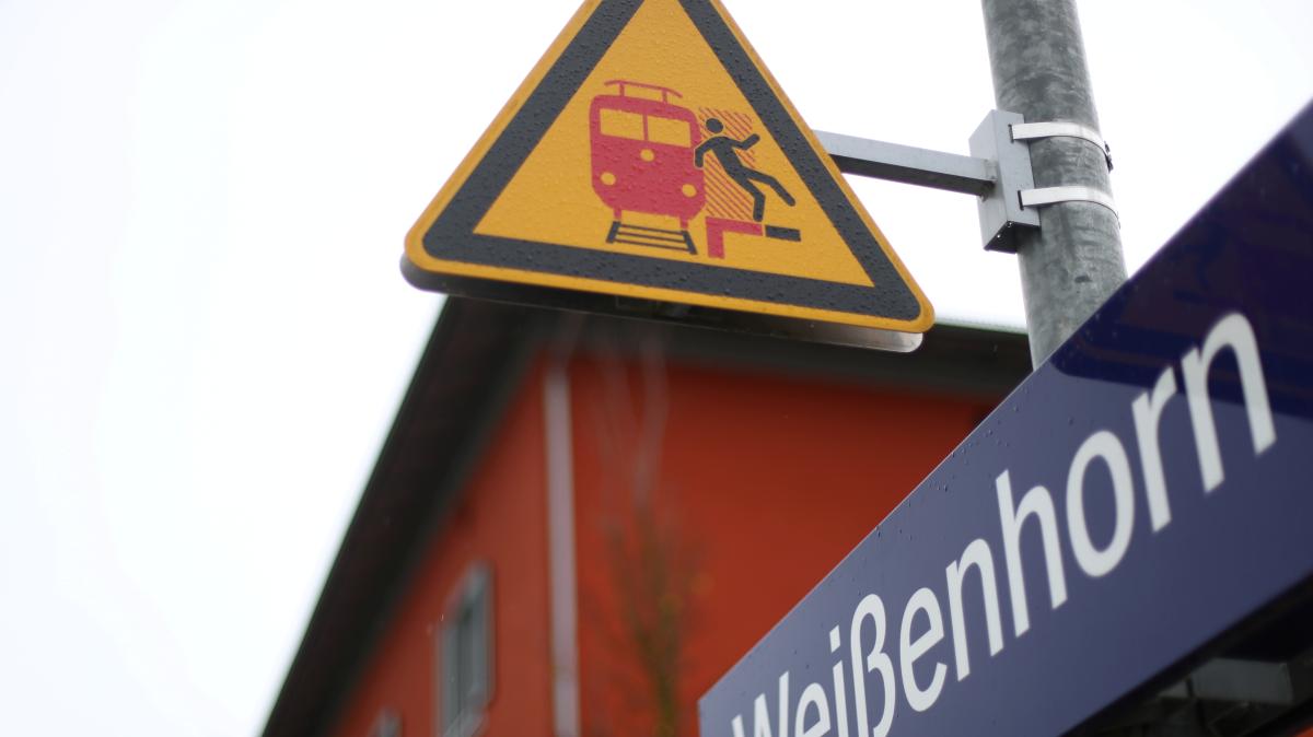 #Mann sucht nach Handy und wird in Weißenhorn von Zug erfasst