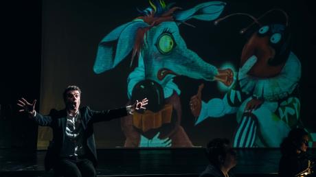 Schauspieler Stephan Clemens führt das junge Publikum im Theater Ulm als Erzähler durch den Karneval der Tiere.