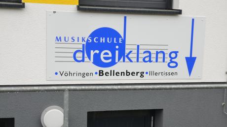 Die Musikschule Dreiklang verfügt in Bellenberg über Unterrichtsräume im modernisierten Untergeschoss der Lindenschule. 