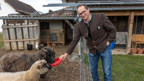 Peter Zerle ist Professor an der Hochschule Weihenstephan und Fachmann für Nachhaltigkeit. Zu Hause in Schmiechen hält er Schafe zum Abweiden des Grases. 
