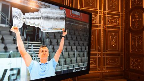 Er war nicht persönlich anwesend, sendete aber eine Grußbotschaft an die Gäste der Augsburger Sport-Gala in den Goldenen Saal des Rathauses: der Eishockey-Profi und Stanley-Cup-Sieger Nico Sturm.