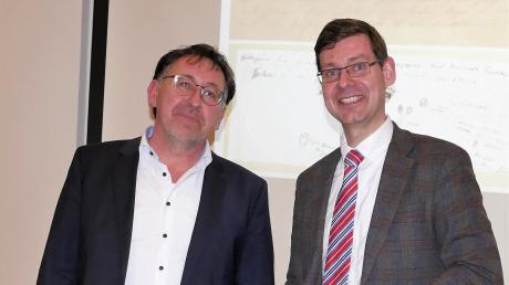 Bürgermeister Andreas Bruckmeier (links) und Johann Friedrich Tolksdorf nach dem Vortrag Bodendenkmalpflege in und um Forheim“.