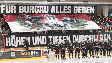Der Aufruf auf dem Banner des Fanklubs Hurricanes gilt unverändert für die kommende Landesliga-Runde: Der ESV Burgau muss alles geben, um den Aufstieg zu schaffen.