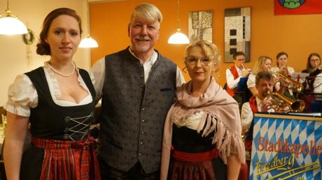 Stadtkapellen-Vorsitzende Clarissa Beck freut sich über die bissige Unterstützung des Duos Zwida & Wurzn alias Robert Höck und Veronika Günther beim Starkbierfest.