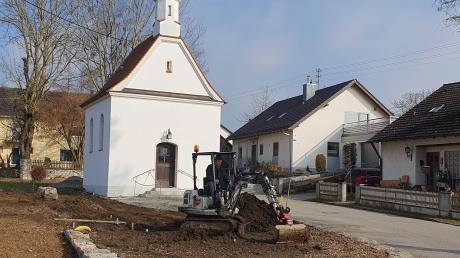 Noch ist die Neugestaltung der Kapellen-Umgebung in Waltenberg im „Rohbau“. Unser Bild zeigt den Initiator, Hobbyarchitekten und Baumeister Franz Steidle bei Erdarbeiten.