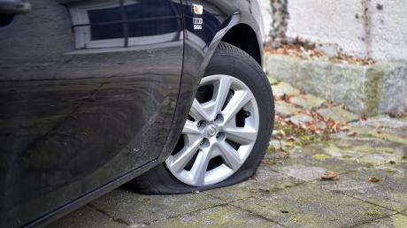 Bei mehreren Autos im Augsburger Stadtgebiet ist am Wochenende die Luft aus den Reifen gelassen worden. Möglicherweise stecken teilweise Klimaaktivisten dahinter.