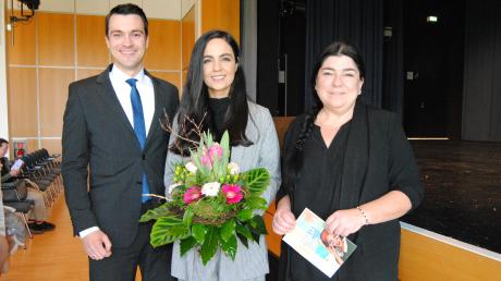 Bürgermeister Armin Bergmann, Rednerin Shahrzad Eden Osterer und Kulturamtsleiterin Sandra Hartl nach dem Eröffnungsvortrag. 