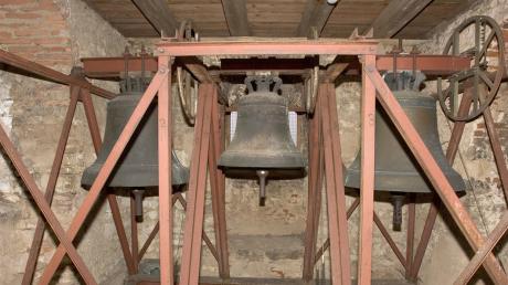 Das heutige Geläute von St. Peter und Paul Holzkirchen im Glockenstuhl von 1977. Die älteste Glocke wurde noch vor dem Ausbruch des Dreißigjährigen Krieges gegossen.