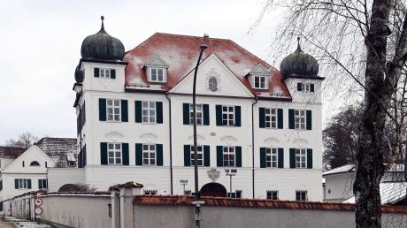 Ende April müssen die Bewohnerinnen und Bewohner des Altenheims auf Schloss Elmischwang ausziehen – die Einrichtung wird geschlossen. Eine Belastung für die alten Menschen und auch für das Personal.
