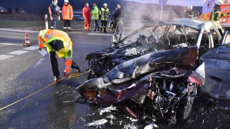 Völlig ausgebrannt ist dieses Auto nach einem Unfall auf der B25 bei Hoppingen am Mittwochmorgen.
