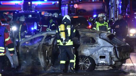 Einer der schweren Unfälle im vorigen Jahr im Donau-Ries-Kreis: Auf der B25 bei Hoppingen stießen im März zwei Autos zusammen. Eines brannte aus, mehrere Personen wurden verletzt.