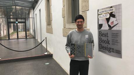 Tobias Albrecht vom Brückenkollektiv will zum zweiten Mal im Neuburger Marstall eine Ausstellung mit den schönsten Büchern der Welt organisieren.