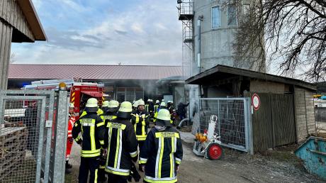Brandalarm: In Pfaffenhausen rückten die Feuerwehrleute zu einem Silo aus.