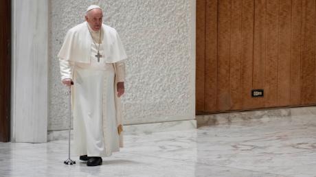 Papst Franziskus auf dem Weg zur wöchentlichen Generalaudienz. Seit zehn Jahren ist Bergoglio im Amt.  