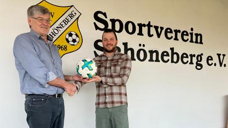 Ulrich Lampert übergibt den Ball an Sebastian Wurm, den neuen Präsidenten des SV Schöneberg.