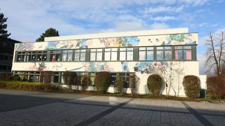 Die Wittelsbacher Realschule in Aichach wird saniert und erweitert – damit werden die Kapazitäten für steigende Schülerzahlen geschaffen.