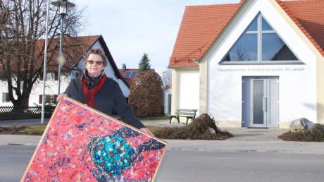 Stille Heldin Brigitte Rid vor der ökumenischen Friedenskapelle St. Josef in Obermeitingen – das Bild drückt für sie symbolisch aus, dass sie sich für diese Welt einsetzt.