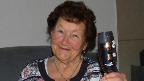 Jutta Rauner feiert ihren 90. Geburtstag – darauf ein Gläschen.