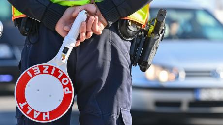 Ein 37-jähriger Autofahrer ohne Führerschein ist am Dienstag bei einer Kontrolle der Polizei in Jettingen-Scheppach erwischt worden.
