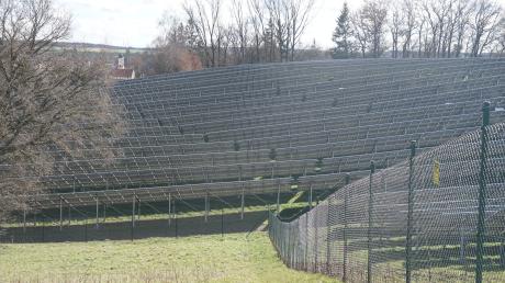 Am Burgstall am Ortsausgang von Sielenbach in Richtung Aichach ist dieser Solarpark zu finden. Die Energiebauern GmbH wollen nun zwei weitere Solarparks im Gemeindegebiet bauen.