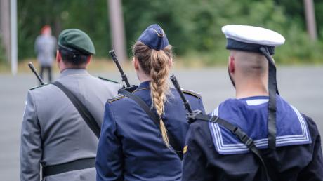 Frauen können in der Bundeswehr freiwillig dienen. Im Zuge der neuen Sicherheitslage stellt sich die Frage, ob für sie in Zukunft eine Wehrpflicht gelten soll. 