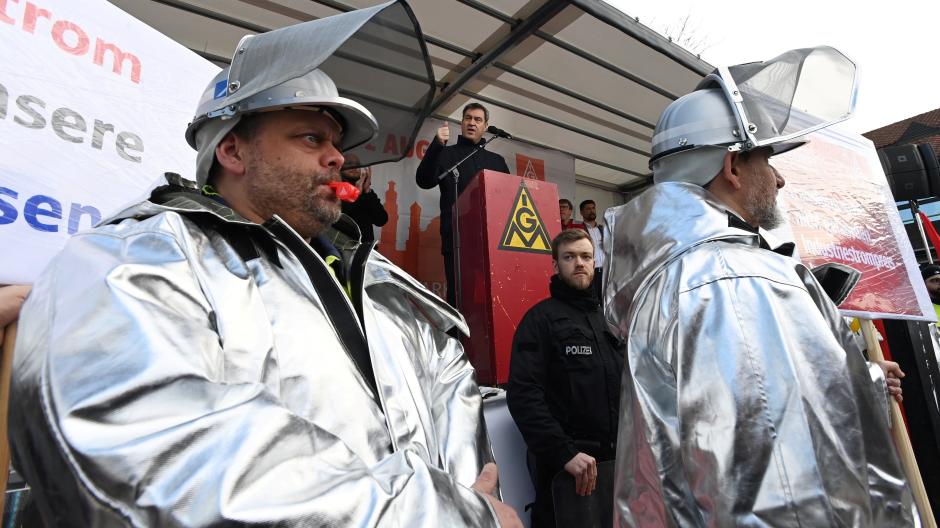 Ministerpräsident Markus Söder besuchte im März 2023 eine Kundgebung der IG Metall bei den Lechstahlwerken in Meitingen für bezahlbare Industriestrompreise.