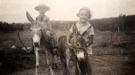Die Harburger Juden Ruth Nebel und ihr Bruder Hans kamen 1936 als Kinder nach Israel. Dort entstand 1937 dieses Foto.