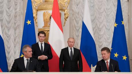 2018 unterschrieb OMV-Chef Seele (links) im Beisein von Bundeskanzler Kurz, Russlands Präsidenten Putin und Gazprom-Chef Borissowitsch Miller die Vereinbarung zur Verlängerung der Gaslieferverträge.