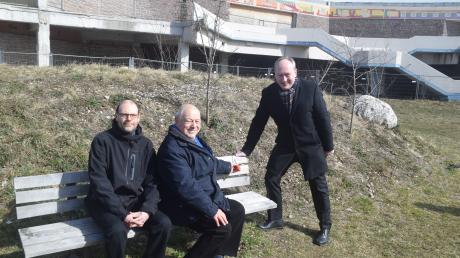Auf der Wiese hinter dem ehemaligen Thermengebäude haben Groß und seine Mitstreiter eine Sitzbank aufgestellt. Dr. Jörn Meyers (links) und Bürgermeister Franz Feigl freut das.