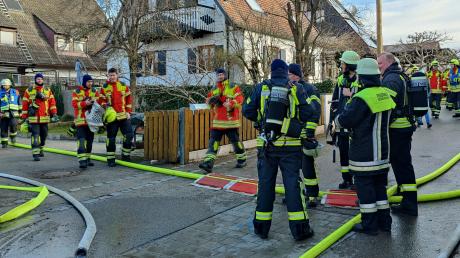 Zahlreiche Feuerwehren aus den Landkreisen Fürstenfeldbruck und Landsberg verhinderten einen Großbrand in Geltendorf.