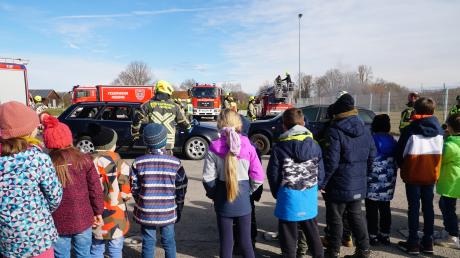 Unfall, ein Auto brennt: Wie sie in dieser und anderen Ernstfällen einen Notruf richtig absetzen, übten die Kinder der Grundschule Kissing mit der Freiwilligen Feuerwehr.