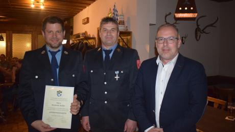 Zum Ehrenkommandanten der Feuerwehr Sielenbach wurde (von links) Bernhard Bichler vom Vorsitzenden Michael Trinkl im Beisein von Bürgermeister Heinz Geiling ernannt. 