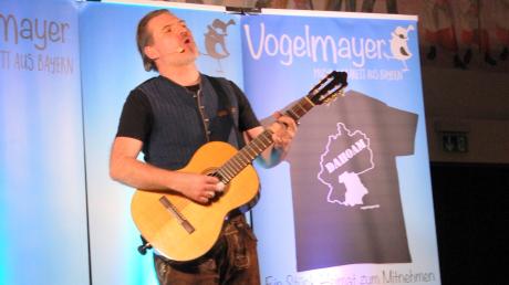 Ein dichtes und bunt gemischtes Programm servierte Musik-Kabarettist Vogelmayer dem Publikum im fast ausverkauften Ursberger Bräuhaussaal.
