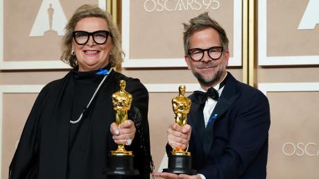 Ernestine Hipper, gebürtig aus Langemosen, und Christian M. Goldbeck, gewinnen den Oscar für das beste Produktionsdesign für "Im Westen nichts Neues". 
