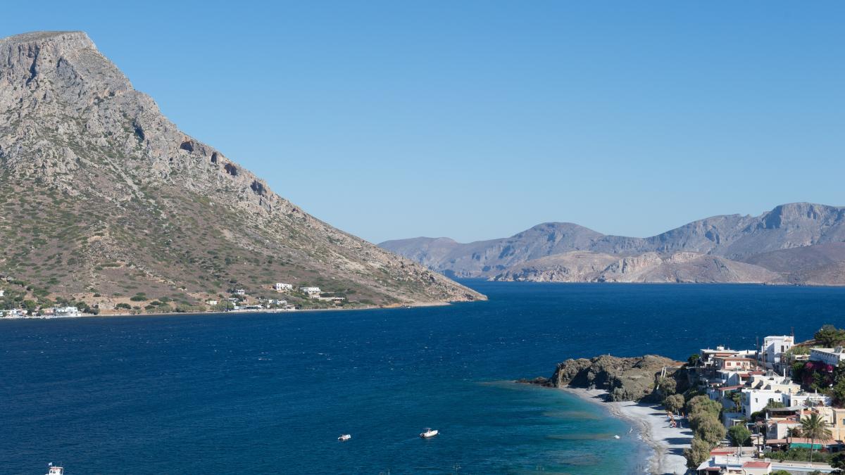 Wie-Taucher-am-Meeresgrund-vor-der-Insel-Kalymnos-Schw-mme-ernten