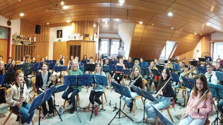 Die Musiker des Vororchesters der Stadtkapelle Wertingen unter der Leitung von Karolina Wörle bereiten sich zurzeit auf ihre große Konzertreise nach Berlin vor.