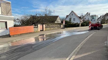 Aus einem Wasserleck in der Unterelchinger Klosterstraße trat seit Donnerstag vergangener Woche Frischwasser aus.
