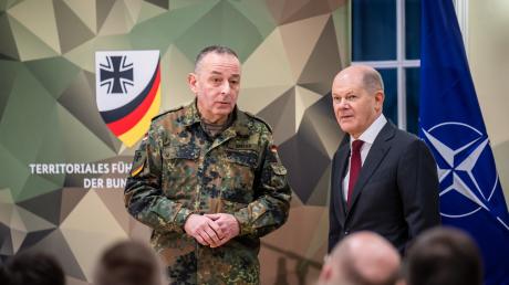 Zwei, die gut miteinander können: Bundeskanzler Olaf Scholz (SPD) mit dem designierten Generalinspekteur Carsten Breuer bei einem Besuch der Bundeswehr im Februar 2023. 