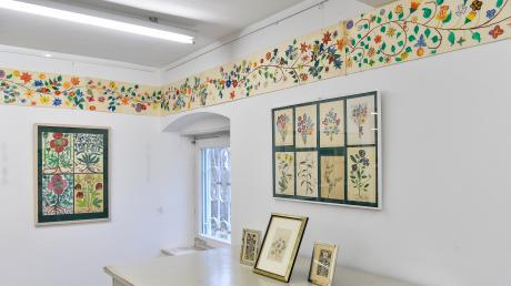 Eine lange Bordüre mit Pflanzendarstellungen von Schülern schmückt derzeit den Kursraum im Gestalt-Archiv.