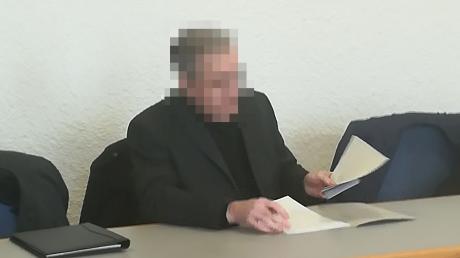 Der angeklagte Geistliche durchblättert am zweiten Verhandlungstag vor dem Amtsgericht Pfaffenhofen Unterlagen.