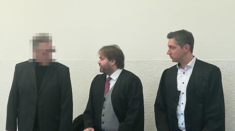Einem Priester wird sexueller Missbrauch Schutzbefohlener vorgeworfen. Eine Argumentationslinie seiner Verteidiger Florian Zenger (Mitte) und Christoph Kahle (rechts) bröckelt nun.