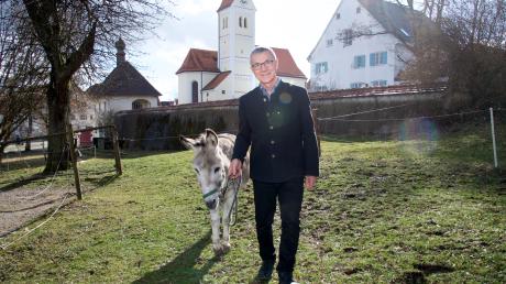 Esel Ferdinand begleitet den Penzinger Pfarrer Martin Rudolph bereits seit 28 Jahren.