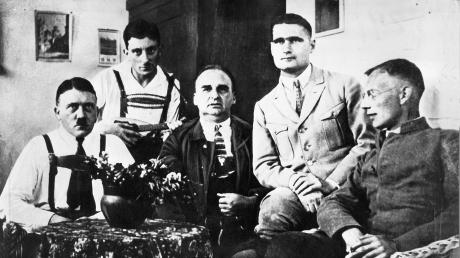 Während seiner Haft in Landsberg wurde Adolf Hitler (links) regelmäßig von Gesinnungsgenossen besucht.